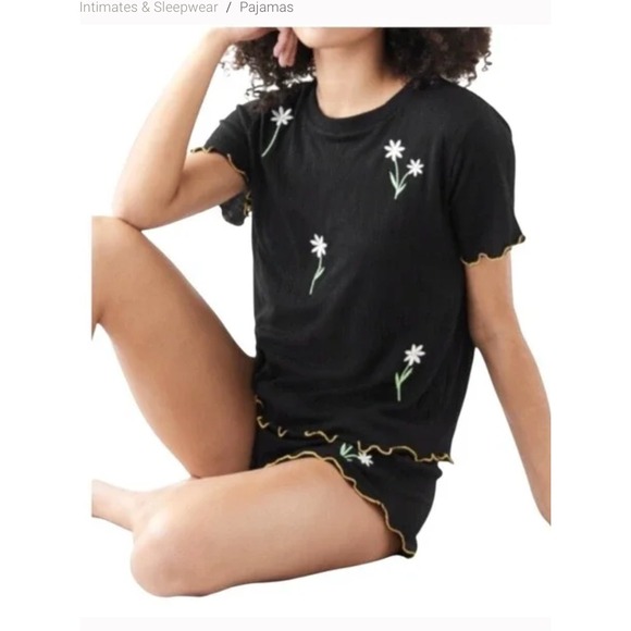 NWT EMERSON ROAD Black Embroidered Daisies PJ Set Top & Ruffled Shorts M